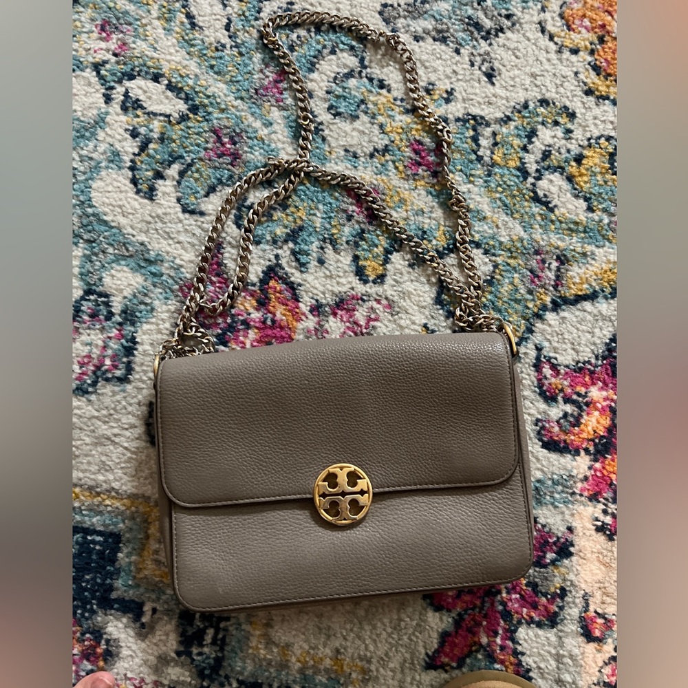 Tory Burch Convertible Chelsea Shoulder Bag in Gray Heron Leather